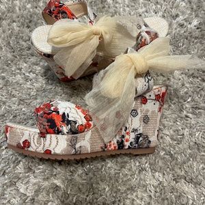 Cute Sparkle Wedges with a ribbon tie